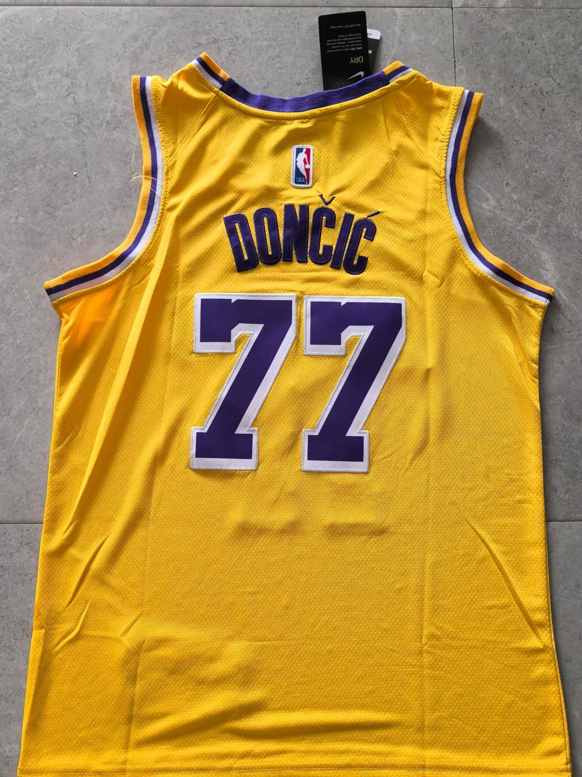 Camiseta Lakers · Luka Doncic 77, Icon 2025-26, foto 2