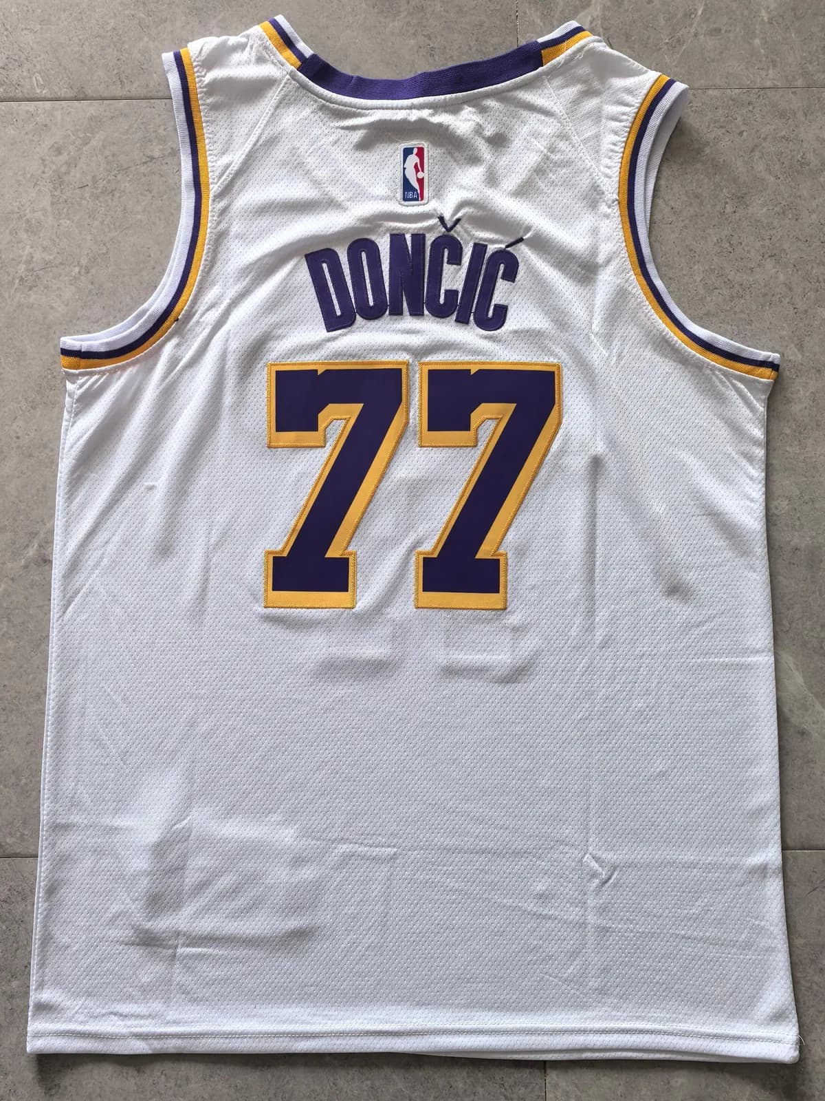 Camiseta Lakers · Luka Doncic 77, Association 2025-26, foto 2