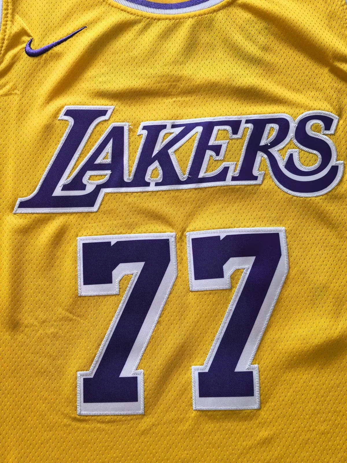 Camiseta Lakers · Luka Doncic 77, Icon 2025-26, foto 3