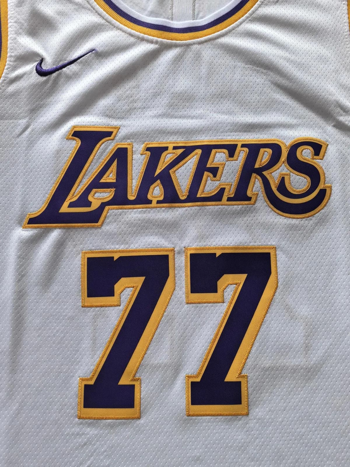 Camiseta Lakers · Luka Doncic 77, Association 2025-26, foto 3