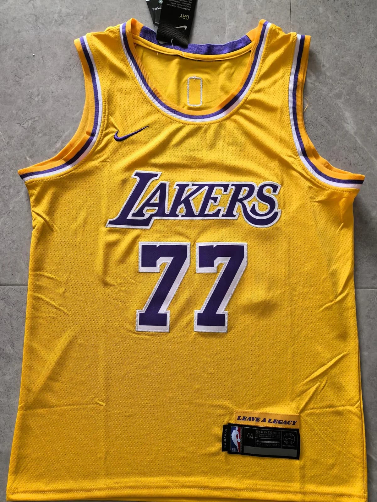 Camiseta Lakers · Luka Doncic 77, Icon 2025-26