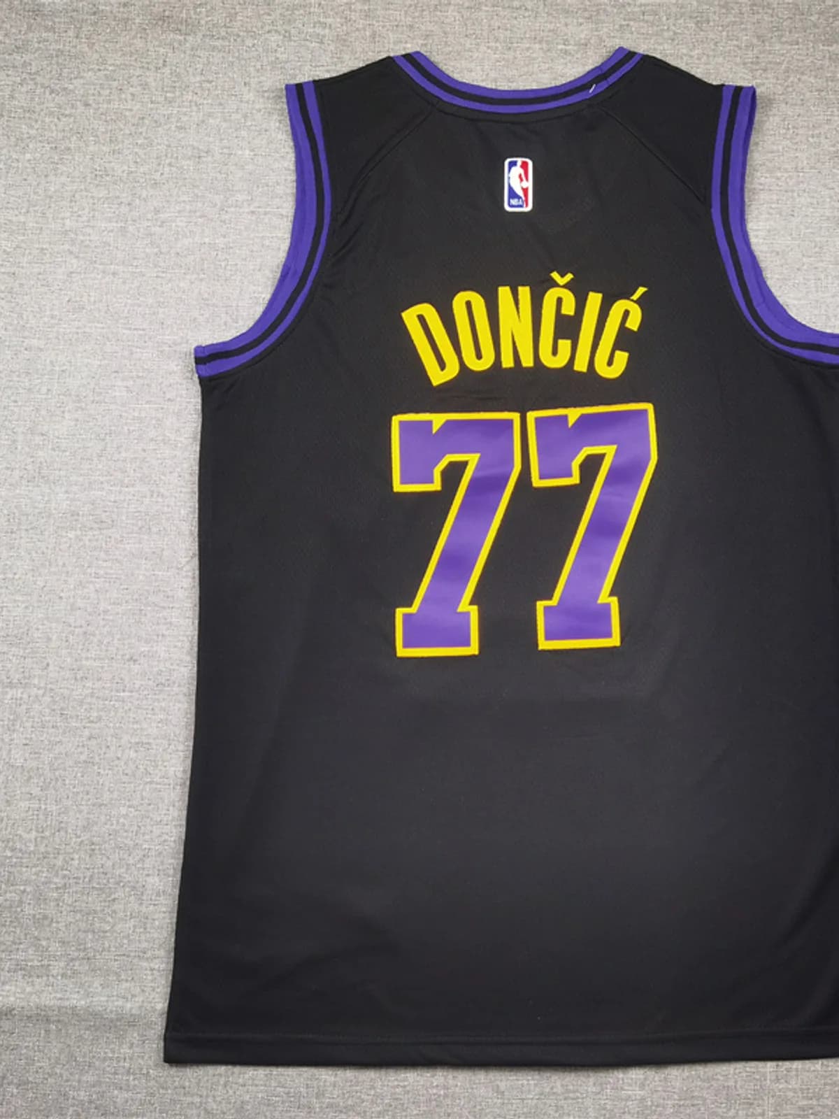 Camiseta Lakers · Luka Doncic 77, City 2025-26, foto 2