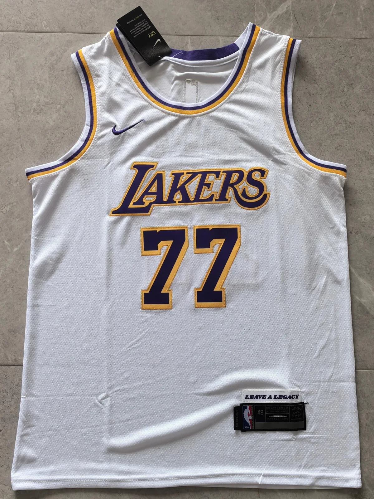 Camiseta Lakers · Luka Doncic 77, Association 2025-26