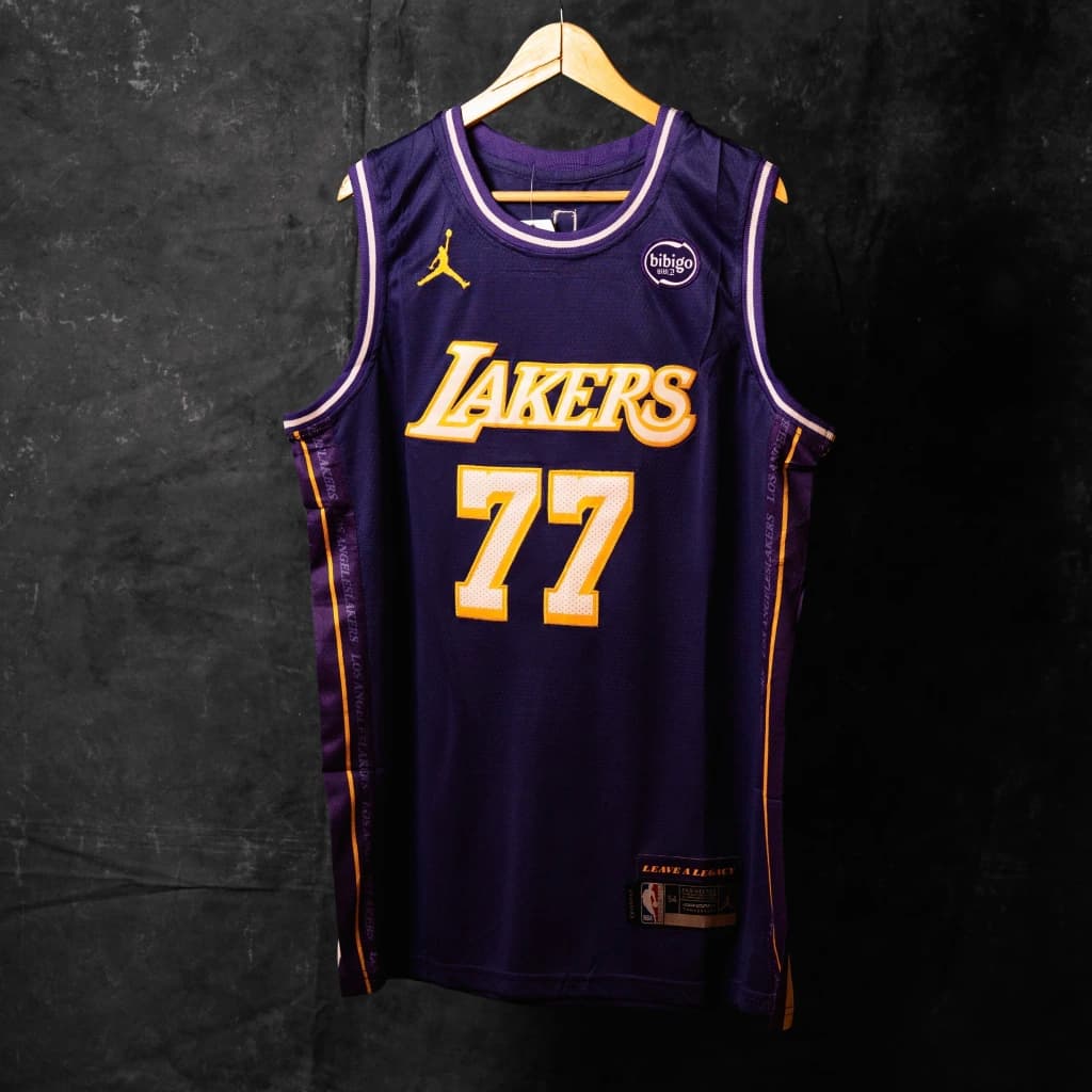 Camiseta Lakers · Doncic 77, Statement 2025-26